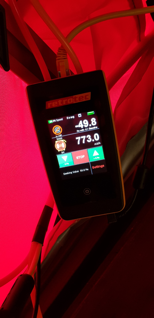 DETEKCE NETĚSNOSTÍ U BLOWER DOOR TESTU (11)